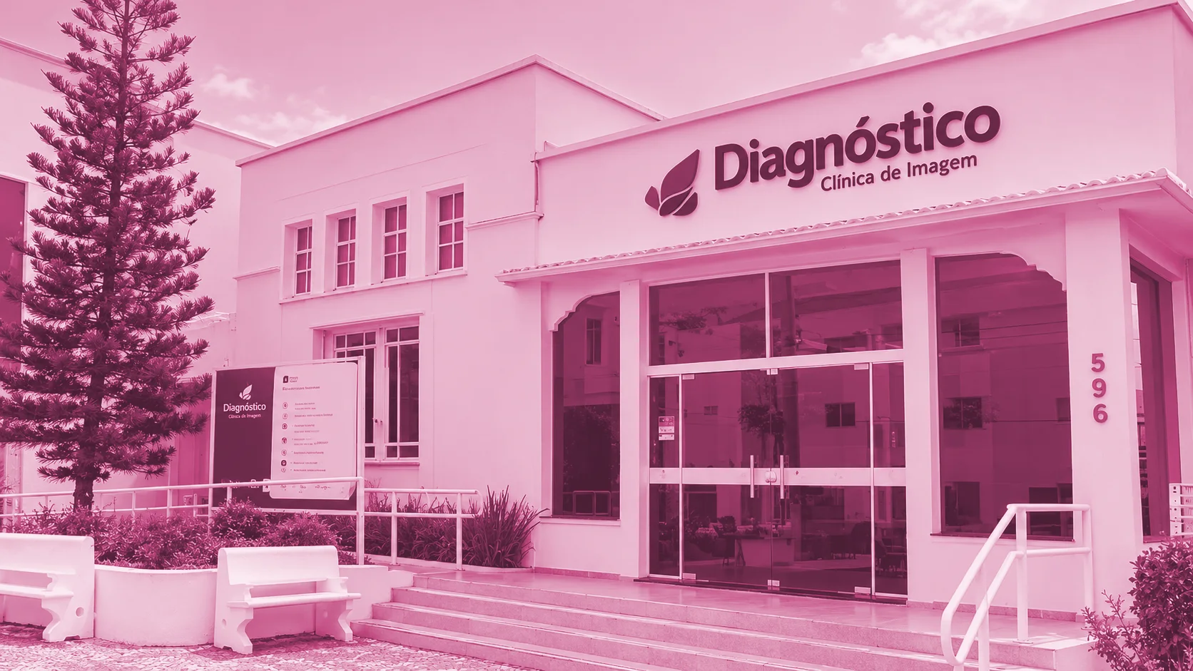 Fachada da Diagnóstico em tom rosa, campanha Outubro Rosa