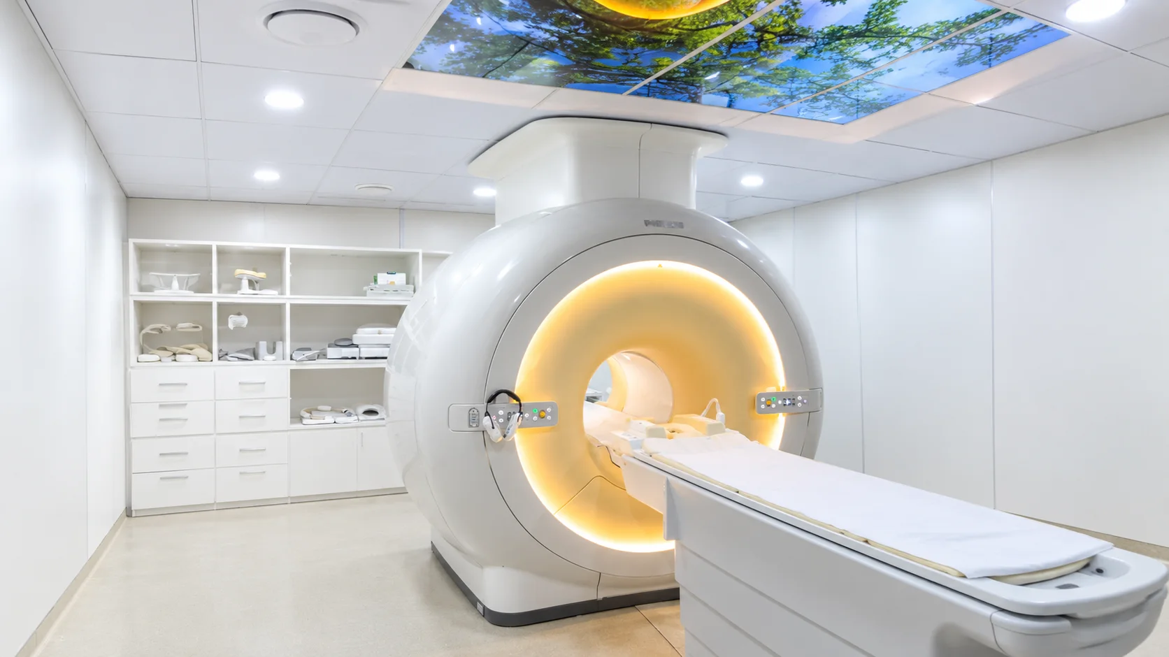 Sala de ressonância magnética da Diagnóstico, com o aparelho e a mesa de exame
